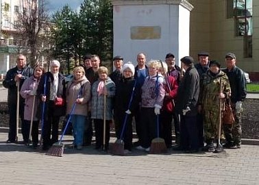 Новомосковские коммунисты провели субботник у памятника В.И. Ленина