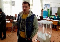 Молодые наблюдатели от Грудинина ведут видеосъемку на избирательных участках