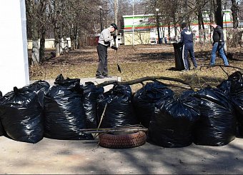 Субботник в Сквере Космонавтов