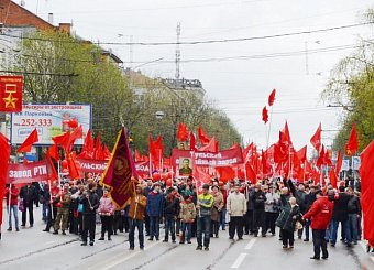 Тульский обком вывел рабочих оборонных заводов на многотысячную праздничную первомайскую демонстрацию. Тульский обком вывел рабочих оборонных заводов на многотысячную праздничную первомайскую демонстрацию.