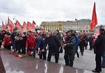 Коммунисты возложили цветы к Мавзолею В.И. Ленина
