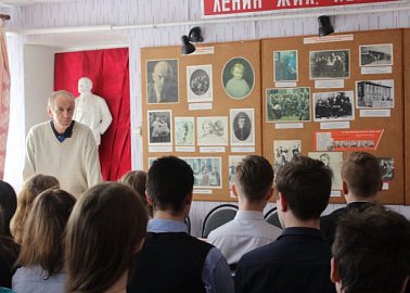 Ефремовские коммунисты рассказывают школьникам о Ленине