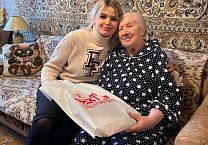 Депутат Тульской городской Думы Елена Чекан навестила ветеранов Великой Отечественной войны