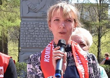 Депутат Тулгордумы, член ЦК КПРФ, рабочая Татьяна Косарева: "Не допустим повышения пенсионного возраста!"