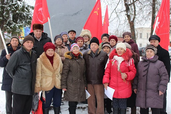 Коммунисты Тульской области несут цветы  к памятникам В.И. Ленину