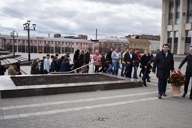 Тульские коммунисты возложили цветы к памятнику Ленину