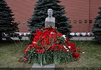Цветы – Генералиссимусу Победы! Цветы – Генералиссимусу Победы!