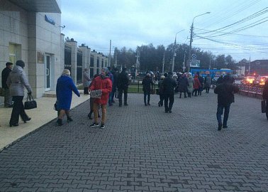 Возложение цветов в честь Великого Сталина к стеле одноименного города-героя Сталинграда на площади Победы.