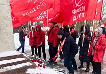 Тульский обком автопробегом и возложениями отметил день Красной армии Тульский обком автопробегом и возложениями отметил день Красной армии
