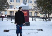 Коммунисты Тульской области несут цветы  к памятникам В.И. Ленину