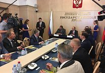 Олег Лебедев провёл торжественную церемонию гашения почтовых марок, посвящённых истории отечественного пчеловодства