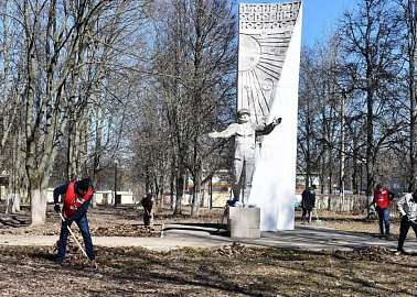 Субботник в Сквере Космонавтов