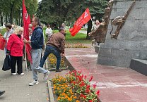 Новомосковские коммунисты провели акцию, посвященную 80-й годовщине Победы во Второй Мировой войне над фашисткой Германией и милитаристской Японией Новомосковские коммунисты провели акцию, посвященную 80-й годовщине Победы во Второй Мировой войне над фашисткой Германией и милитаристской Японией