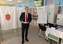Первый секретарь Тульского обкома КПРФ Алексей Лебедев контролировал ход голосования Первый секретарь Тульского обкома КПРФ Алексей Лебедев контролировал ход голосования
