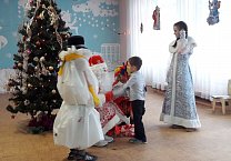 Алексинские коммунисты поздравили детей с наступающим Новым годом