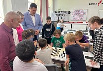 Первый секретарь Тульского обкома партии Алексей Лебедев поздравил юных шахматистов в День защиты детей