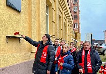 Тульские коммунисты почтили память В.А. Стародубцева в день его рождения Тульские коммунисты почтили память В.А. Стародубцева в день его рождения
