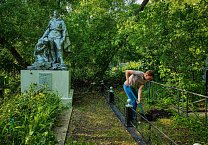 Кимовские коммунисты провели акцию "Сирень Победы " высадив саженцы на братских захоронениях деревни Александровка и Гранки в честь Дня памяти и скорби
