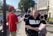 Алексей Лебедев возглавляет рейды КПРФ по раздаче партийных газет в Туле Алексей Лебедев возглавляет рейды КПРФ по раздаче партийных газет в Туле