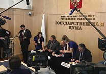 Олег Лебедев провёл торжественную церемонию гашения почтовых марок, посвящённых истории отечественного пчеловодства