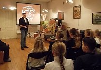 На выставке к 100-летию комсомола в Туле проходят школьные экскурсии