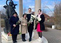 Депутат Тульской городской Думы, заместитель руководителя фракции КПРФ Елена Чекан посетила родину Святой Матроны Московской в с. Себино Тульской области и передала сувениры от Тульской городской Думы Депутат Тульской городской Думы, заместитель руководителя фракции КПРФ Елена Чекан посетила родину Святой Матроны Московской в с. Себино Тульской области и передала сувениры от Тульской городской Думы