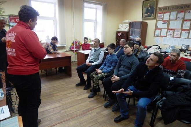 Алексинские школьники вступают в комсомол