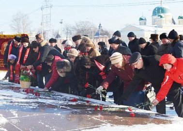 Тульские коммунисты возложили цветы к памятнику В.И. Ленину на главной площади региональной столицы.