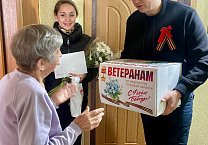 Депутаты фракции КПРФ в Тульской областной Думе Алексей Лебедев и Светлана Белоус поздравили ветеранов с Днем Победы и вручили им подарки