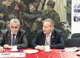 Тульский обком партии вместе с комсомольцами организовали круглый стол «Коммунисты 21 века» Тульский обком партии вместе с комсомольцами организовали круглый стол «Коммунисты 21 века»