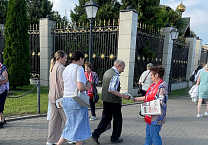 Тульские коммунисты раздают партийную печать на проходных тульских предприятий