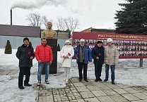 в 71-ю годовщину смерти И.В.Сталина коммунисты Новомосковска возложили цветы к его памятнику