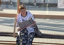 Коммунисты продолжают раздавать партийные газеты
