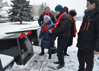 Коммунисты возложили цветы к стеле в честь города-героя Ленинграда.