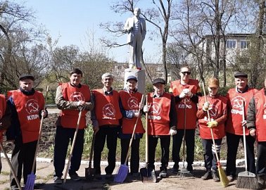 Коммунисты города Ефремова по традиции провели субботник у памятника Ленину