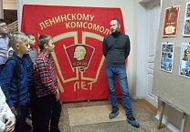 На выставке к 100-летию комсомола в Туле проходят школьные экскурсии