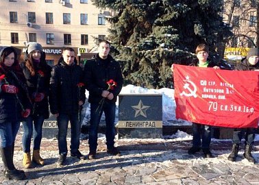 Тульские коммунисты возложили цветы к стеле городу-герою Ленинграду.