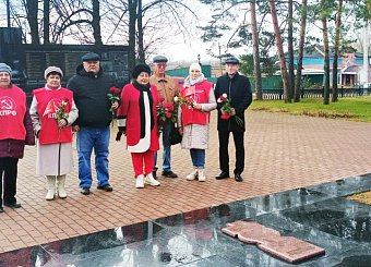 Тульские коммунисты по всему региону провели возложения цветов к памятникам В.И. Ленина Тульские коммунисты по всему региону провели возложения цветов к памятникам В.И. Ленина