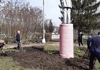 Коммунисты города Ефремова по традиции провели субботник у памятника Ленину Коммунисты города Ефремова по традиции провели субботник у памятника Ленину