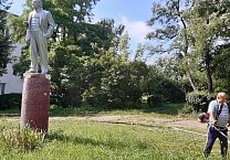 Ефремовские коммунисты привели в порядок памятник Владимиру Ленину Ефремовские коммунисты привели в порядок памятник Владимиру Ленину