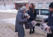 Молодые коммунисты продолжают распространять газеты и листовки о Павле Грудинине!