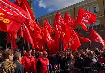 Тульские коммунисты приняли участие в возложении венков и цветов к Могиле Неизвестного Солдата у Кремлевской стены