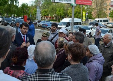 Первый секретарь Тульского обкома КПРФ Олег Лебедев продолжает встречи с жителями, на которых рассказывает об экономической программе и законопроектах  КПРФ.