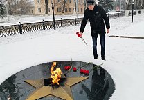 Коммунисты Донского возложили цветы к Центральной братской могиле ко Дню неизвестного солдата Коммунисты Донского возложили цветы к Центральной братской могиле ко Дню неизвестного солдата