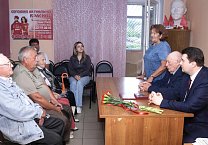 Олег Лебедев передал награду Минсельхоза РФ старейшему аграрию страны, руководителю народного предприятия «Красный Октябрь» Ю.М. Иванову Олег Лебедев передал награду Минсельхоза РФ старейшему аграрию страны, руководителю народного предприятия «Красный Октябрь» Ю.М. Иванову