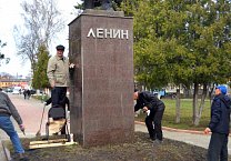 Веневские коммунисты привели в порядок памятник Ленину