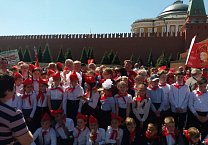 Школьников из Тулы, Узловой, Богородицка, Бегичево приняли в пионеры на Красной площади в Москве
