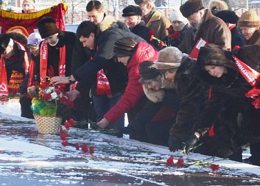 Тульские коммунисты возложили цветы к памятнику В.И. Ленину на главной площади региональной столицы.