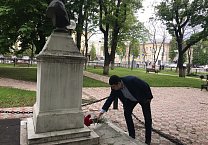 Цветы – основоположнику современного русского языка