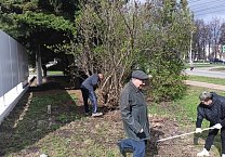 Новомосковские коммунисты провели субботник у памятника В.И. Ленина